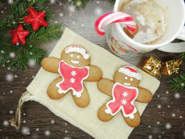 Noel kurabiye zencefilli ve dekorasyon ahşap adam üzerinde