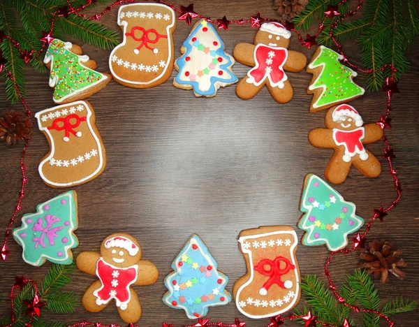 Galletas de Navidad pan de jengibre y decoración en el fondo de madera — Foto de Stock