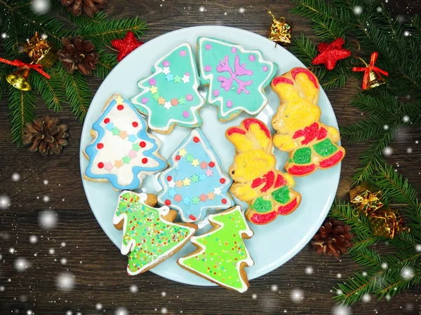 Weihnachtsgebäck Lebkuchen und Dekoration auf hölzernem Hintergrund — Stockfoto