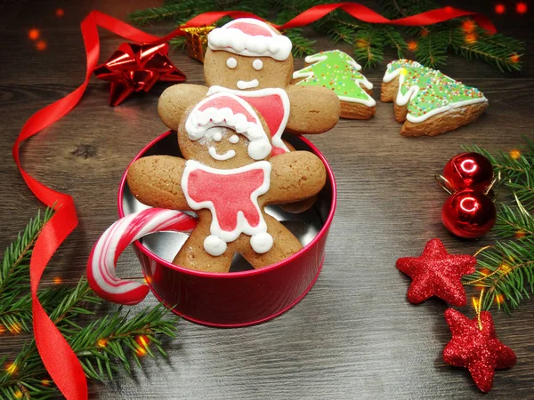 Galletas de Navidad pan de jengibre y decoración en el fondo de madera — Foto de Stock