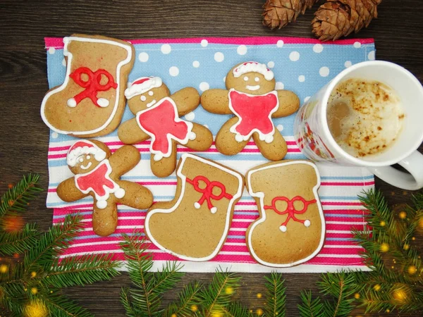 Christmas cookies pepparkakor och dekoration på trä bak — Stockfoto