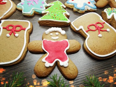 Noel kurabiye zencefilli ve dekorasyon ahşap adam üzerinde