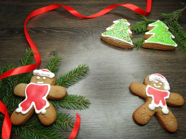 Vánoční cookie perník a dekorace v dřevěné poza — Stock fotografie