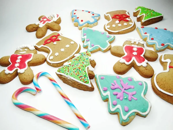 Weihnachtsgebäck Lebkuchen und Dekoration auf hölzernem Hintergrund — Stockfoto