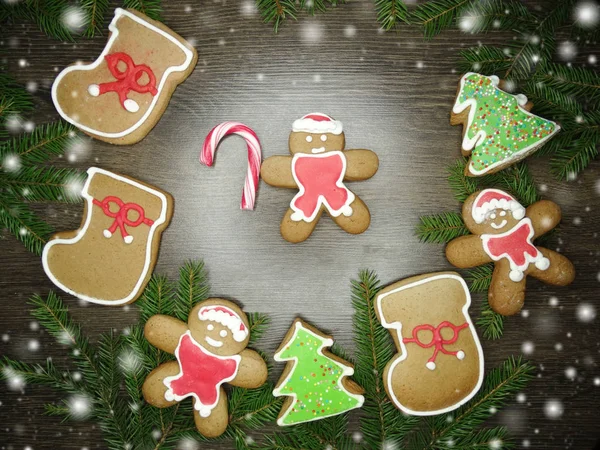 Galletas de Navidad pan de jengibre y decoración en el fondo de madera — Foto de Stock