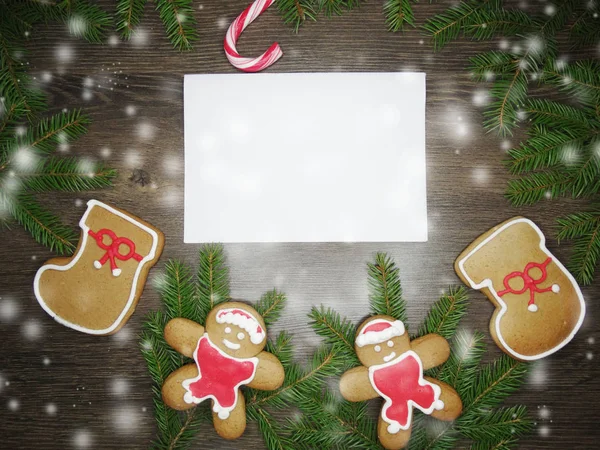 Tarjeta de felicitación de galletas de Navidad y decoración en backgro de madera — Foto de Stock