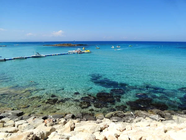 Plaży krajobraz wybrzeża Morza Śródziemnego wyspie Cypr — Zdjęcie stockowe