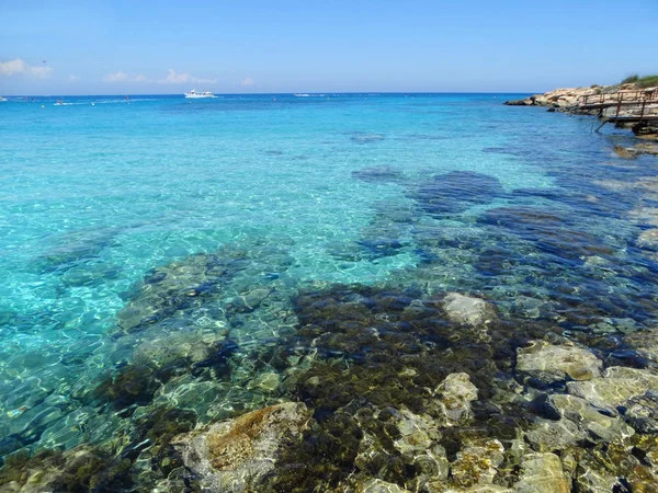 Plaj sahil peyzaj Akdeniz deniz Kıbrıs Adası — Stok fotoğraf