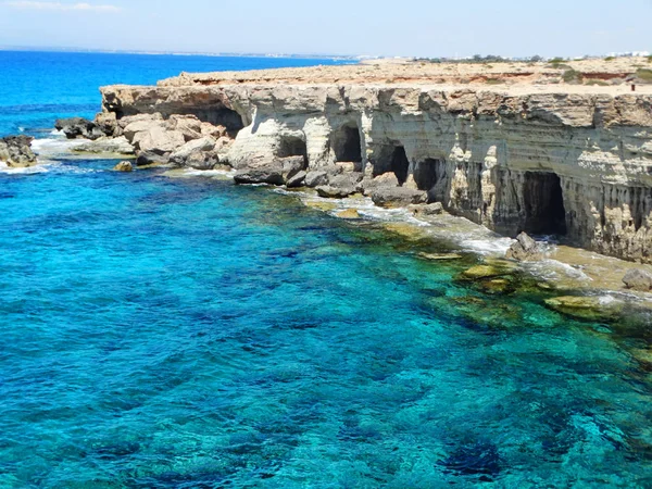 Rotsachtige kust landschap Middellandse Zee eiland Cyprus — Stockfoto