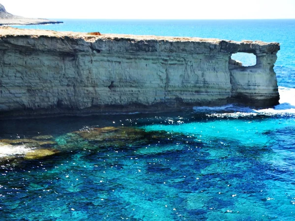 Costa rochosa paisagem Mediterrâneo mar Chipre ilha — Fotografia de Stock