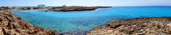 Panorama costa rochosa paisagem Mediterrâneo mar Chipre ilha — Fotografia de Stock