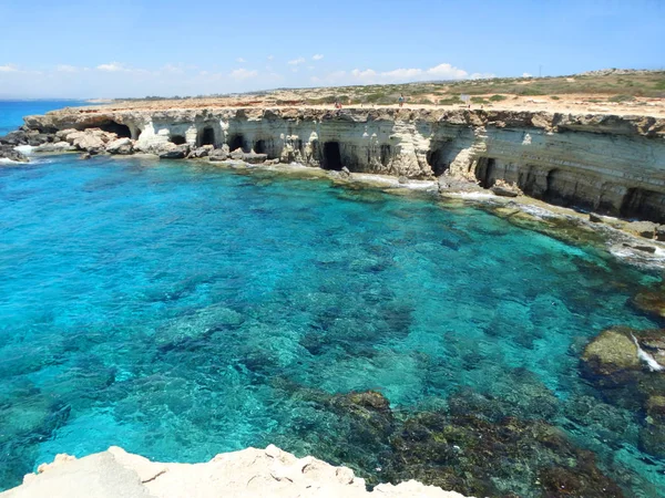 Rotsachtige kust landschap Middellandse Zee eiland Cyprus — Stockfoto