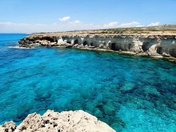 Rotsachtige kust landschap Middellandse Zee eiland Cyprus — Stockfoto