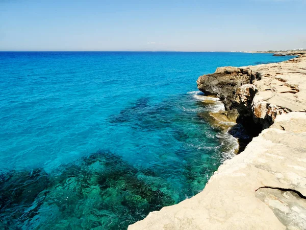 Kayalık sahil peyzaj Akdeniz deniz Kıbrıs Adası — Stok fotoğraf