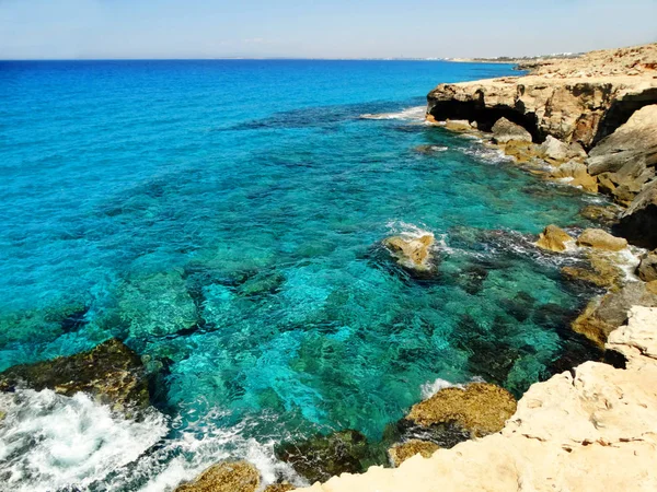 Rotsachtige kust landschap Middellandse Zee eiland Cyprus — Stockfoto