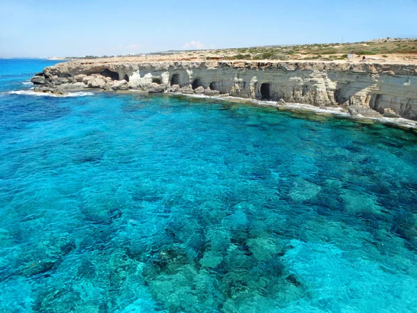 Τοπίο βραχώδη ακτή στη Μεσόγειο νησί της Κύπρου — Φωτογραφία Αρχείου