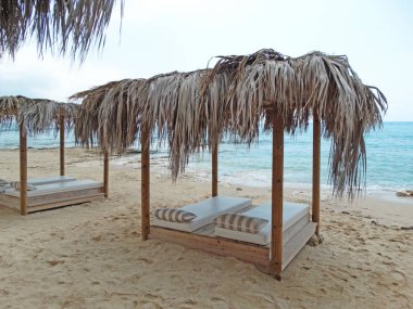 şezlong plaj sahil peyzaj Akdeniz deniz Kıbrıs Adası 