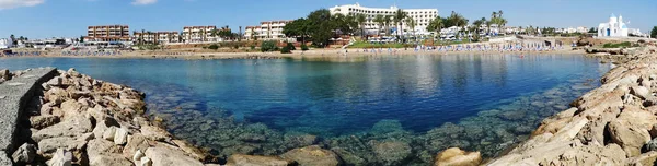 Panorama plaj sahil peyzaj Akdeniz deniz Kıbrıs Adası — Stok fotoğraf