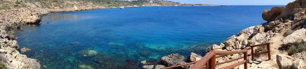 Panorama kayalık sahil peyzaj Akdeniz deniz Kıbrıs Adası — Stok fotoğraf