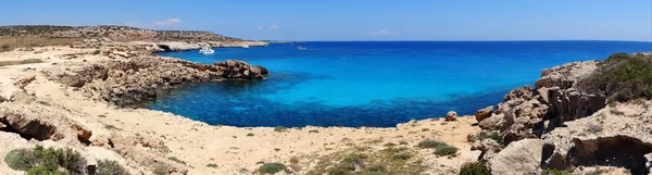 Panorama kayalık sahil peyzaj Akdeniz deniz Kıbrıs Adası — Stok fotoğraf