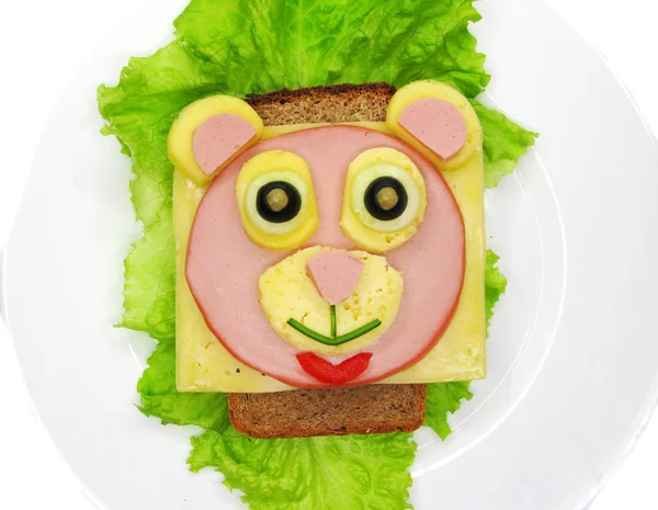 Kreatív ételeket valamint kolbászt és sajtot szolgálnak fel a saláta szendvics — Stock Fotó