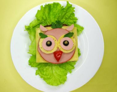 marul üzerinde yaratıcı yiyecekler sandviç sosis ve peynir ile hizmet