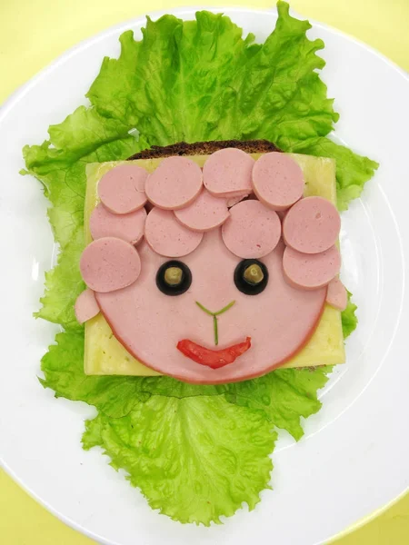 Kreatywne jedzenie kanapka z kiełbasą i serem podawane na sałacie — Zdjęcie stockowe