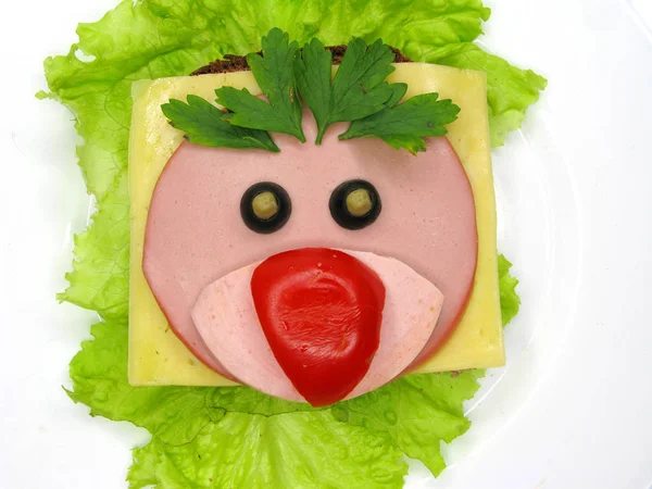 Kreativní jídlo sendvič s klobásou a sýrem, podávaná na salátu — Stock fotografie