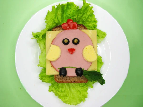 Kreatives Sandwich mit Wurst und Käse auf Salat — Stockfoto