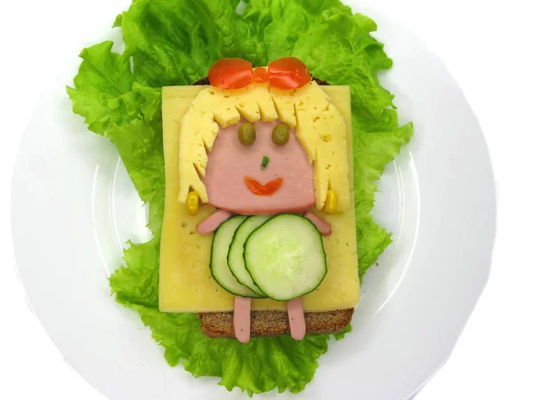 Sándwich de comida creativa con salchicha y queso servido en lechuga — Foto de Stock