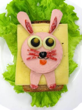 marul üzerinde yaratıcı yiyecekler sandviç sosis ve peynir ile hizmet