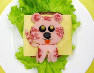 marul üzerinde yaratıcı yiyecekler sandviç sosis ve peynir ile hizmet