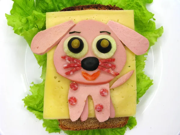 Panino creativo con salsiccia e formaggio servito sulla lattuga — Foto Stock