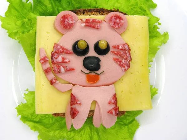 Creatieve voedsel sandwich met worst en kaas geserveerd op sla — Stockfoto
