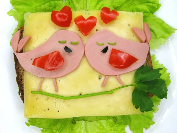 Kreatives Sandwich mit Wurst und Käse auf Salat — Stockfoto