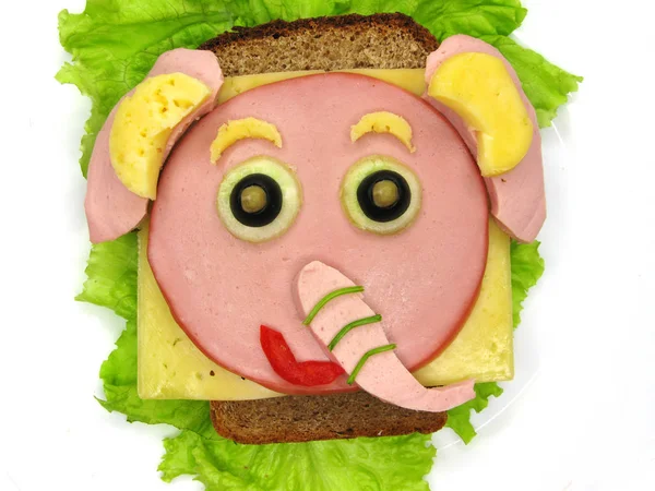 Creatieve voedsel sandwich met worst en kaas geserveerd op sla — Stockfoto