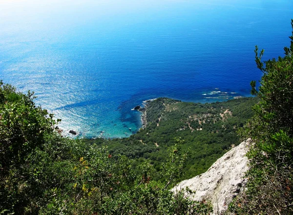 Blu laguna costa paesaggio mare ionico sull'isola di Corfù — Foto Stock