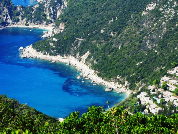 Costa laguna azul paisaje mar ioniano en la isla de Corfú — Foto de Stock