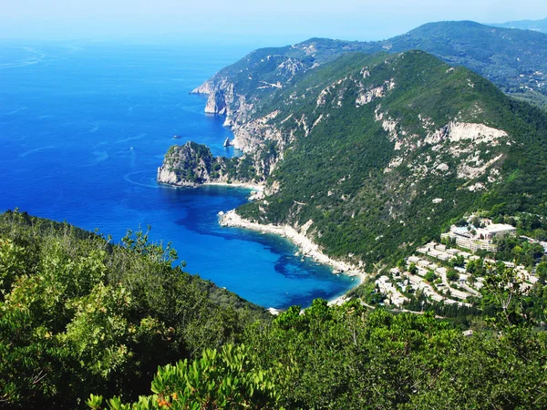 Costa laguna azul paisaje mar ioniano en la isla de Corfú — Foto de Stock