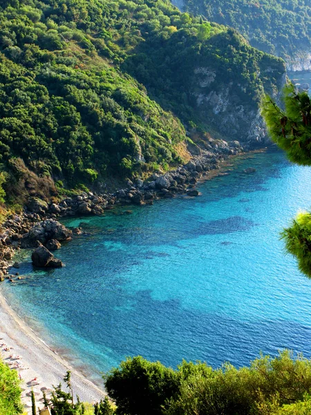 Sininen laguuni rannikko maisema ionianmeri Korfun saarella — kuvapankkivalokuva