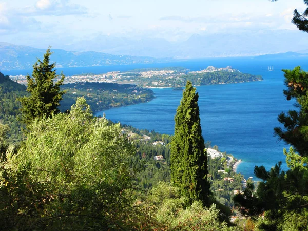 Costa laguna azul paisaje mar ioniano en la isla de Corfú —  Fotos de Stock