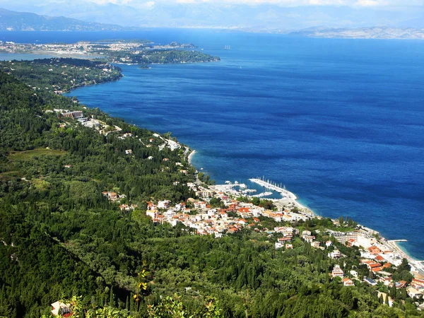 Mare ionico paesaggio costiero sull'isola di Corfù — Foto Stock