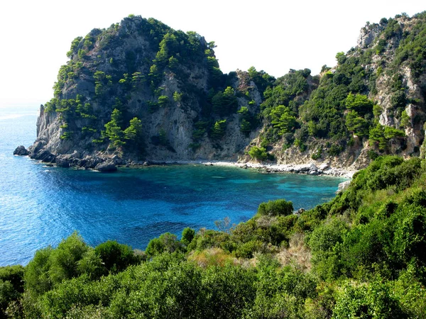 Blauwe lagune kust landschap Ionische zee op het eiland Corfu — Stockfoto