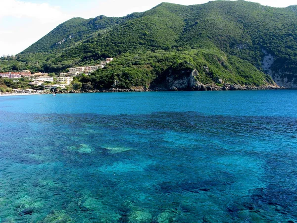 Costa laguna azul paisaje mar ioniano en la isla de Corfú — Foto de Stock