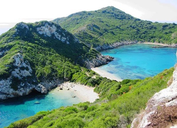 Blauwe lagune kust landschap Ionische zee op het eiland Corfu — Stockfoto