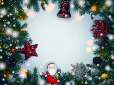 çam dalları ve kar Noel dekorasyon kompozisyonu