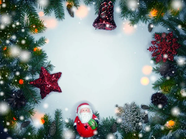Karácsonyi dekoráció összetétele, a fenyő ágak és a hó — Stock Fotó