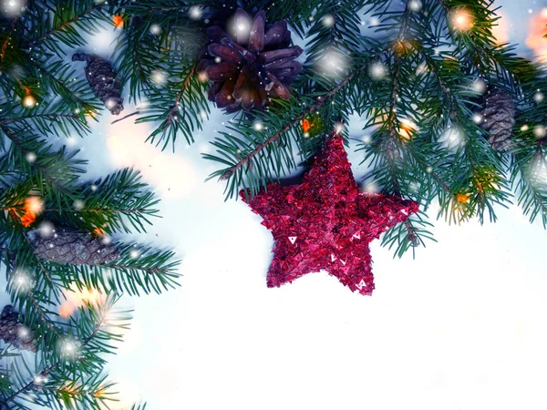 Weihnachtsdekoration mit Tannenzweigen und Schnee — Stockfoto