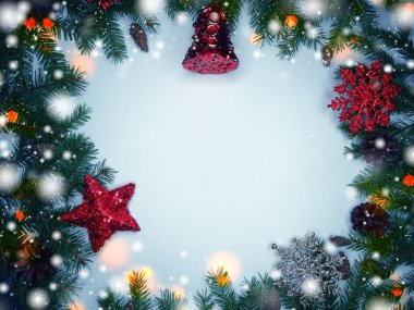 çam dalları ve kar Noel dekorasyon kompozisyonu