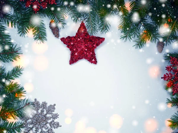 Jul dekoration sammansättning med fir grenar och snö — Stockfoto